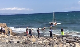 Migranti, barca a vela con 25 afghani incagliata a Portopalo: scattano soccorsi