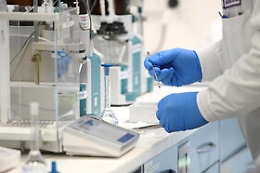 Scuola e covid, laboratori presi d’assalto dai prof: in fila per tornare in classe “sicuri”