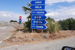 Ragusa, la fidanzata lo lascia e lui imbratta la segnaletica: caccia al vandalo