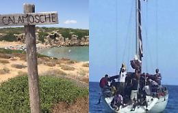 Sbarco di migranti in barca a vela sulla spiaggia di Calamosche