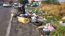 Catania, zona San Nullo: discarica a 50 metri dalla scuola. La Dusty ripulisce