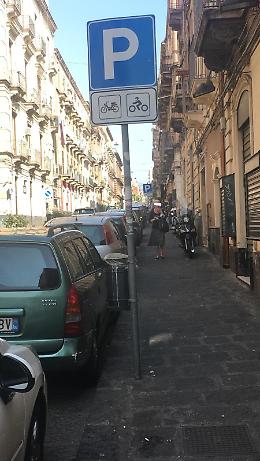 Catania, via Caronda: auto in sosta negli stalli moto