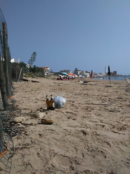 Santa Croce Camerina (RG): rifiuti sulla spiaggia di "Montalbano"