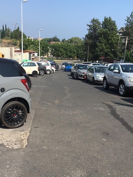 Catania: macchine in sosta selvaggia davanti il Mc Donald