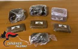 Palermo, quasi due chili di hashish a casa: arrestato un diciannovenne