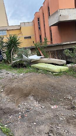 Catania: rifiuti gettati tra le piante in via San Filippo Neri