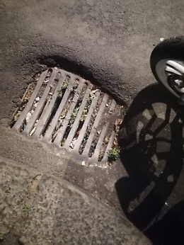 Catania: tombino otturato via Borrello angolo via Fullone
