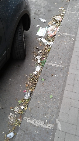 Catania: strada non spazzata  in via Quieta