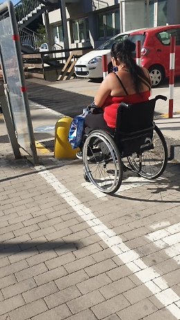 Catania, agenzia dell'entrate: panettone giallo impedisce ai disabili il passaggio