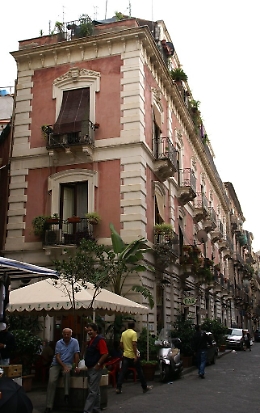 Catania, "patto" anti-covid per via Gemmellaro: varchi all'ingresso