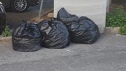 Palermo, ristoratore getta 11 sacchi di rifiuti in strada: multato