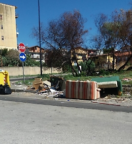 Catania, Viale San Teodoro 12/A: il degrado e l'ironia