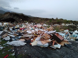 Belpasso (CT): discarica a cielo aperto