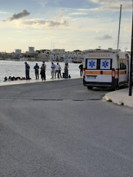 Migranti, in 22 arrivano fino al porto con un piccolo motore