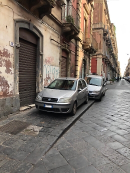 Catania: marciapiedi interamente espropriati dalle auto