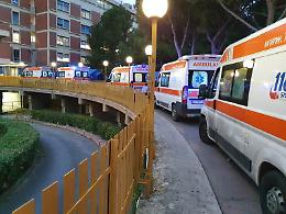 Covid, foto medico su fila ambulanze a Partinico : «Siamo al collasso»