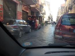 Catania: Via Luigi Capuana, auto sui marciapiedi e pedoni per strada