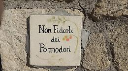 Agira, mette piastrelle artistiche sui muri per abbellire il quartiere: denunciata