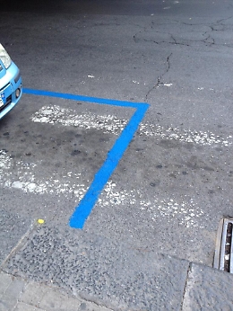 Via Sant'Euplio Catania. Strisce blu sopra le strisce pedonali