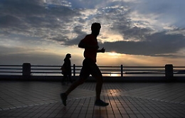 Covid, da stop a passeggiate a orari per anziani: cosa cambia ancora nell'Italia dei divieti