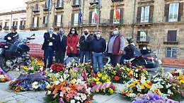 Covid, "cuscini di fiori" per protesta davanti alla Regione