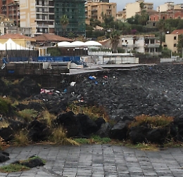 Catania: scempio di rifiuti giacenti sulla spiaggia di piazza Sciascia