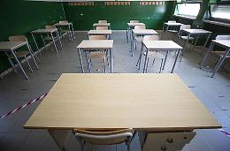 Covid, pressioni per far riaprire le scuole il 9 dicembre ma a Natale stretta sui viaggi