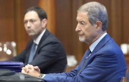 Arriva la mozione anti-Razza: ma “papa” Nello salverà Ruggero. Ecco a quale prezzo