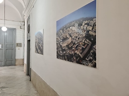 I corridoi del municipio di Agrigento si trasformano in una galleria fotografica permanente