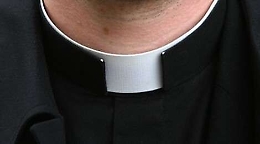 Canicattì, in giro vestito da prete senza esserlo: denunciato un 50enne