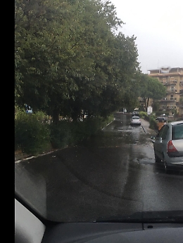 Catania: via della Costituzione allagata, auto in panne