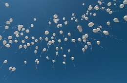 Bimba morta a scuola: a Palermo palloncini bianchi per l'ultimo saluto