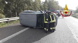 Acireale, incidente lungo la A18: auto si ribalta, bimba in stato di choc