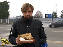 Papu Gomez rompe il Tapiro d'Oro in mille pezzi