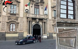 Catania, lancia sassi e rompe i vetri delle finestre del Comune