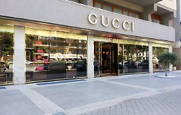 Palermo, esce dal negozio Gucci pieno di regali: rapinato di 25.000 &euro;
