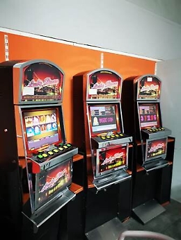 Catania, nella sala scommesse clandestina decine di persone accalcate