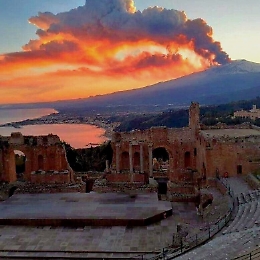 Il vulcano Etna visto da Taormina e dalle Eolie