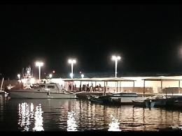 Lampedusa, una nave per la quarantena dei migranti