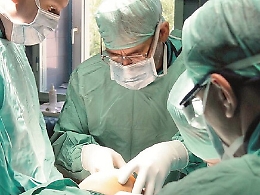 Catania, sfogo social medico del Policlinico: «Pazienti oncologici da operare ma non ci sono guanti»