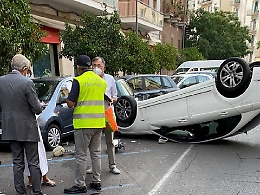 Catana, in corso delle Province bolide su sette auto parcheggiate