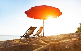 Estate in Sicilia, mare "salatissimo":
«Ombrellone e 2 lettini? 55 euro...»