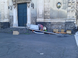 Catania, sindaco ripropone l'ordinanza anti bivacco: «Si criminalizza la povertà»