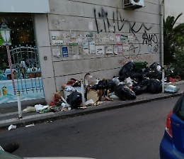 Catania, montagnola di rifiuti all'angolo tra via Messina e Corso Italia