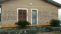 Mascali, insulti e minacce sui muri della casa del presidente del Consiglio