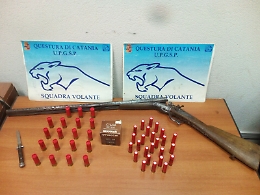 Armi e munizioni in casa: nonna e nipote denunciati a Catania
