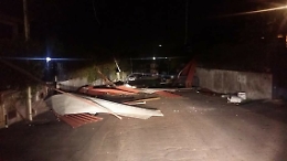 Raffiche di vento a 100 km l'ora, danni in tutto il Catanese, crolla soffitto al Garibaldi Centro