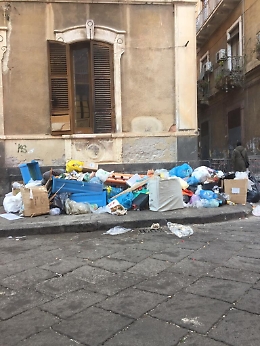 Catania, da giorni alti cumuli di rifiuti sotto casa: che vergogna coi miei ospiti veneti!