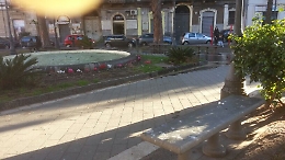 Dalla botola della fontana sgorga sempre acqua in piazza