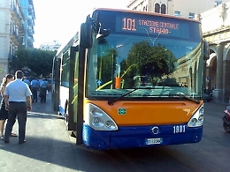 Palermo, rapinano e palpeggiano una 18enne sul bus: arrestati